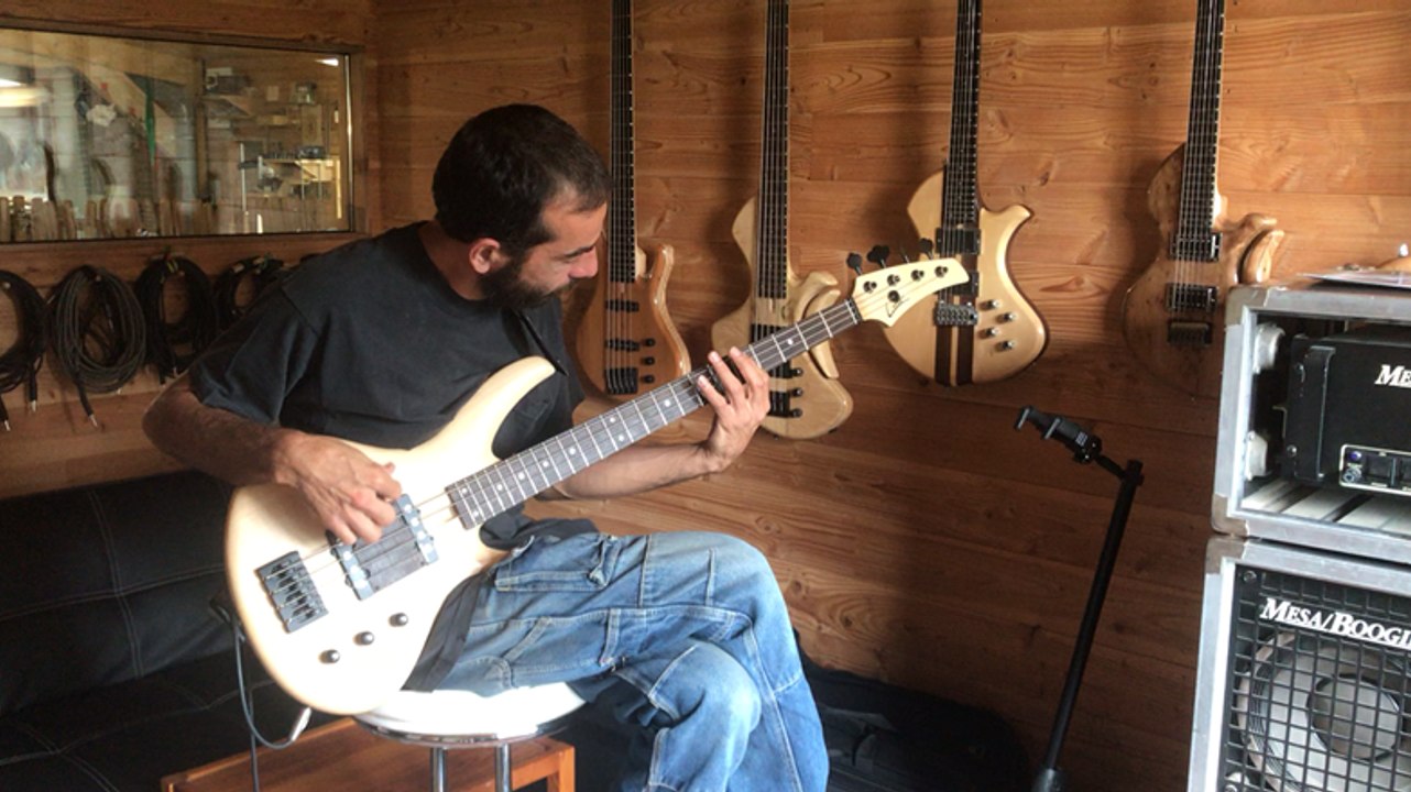 L’artisan luthier Alexandre Littée est aussi bassiste