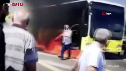 Metrobüs küle döndü, şoför son anda kurtuldu