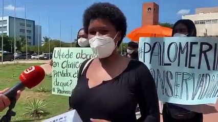 Feministas que protestan frente al Congreso Nacional