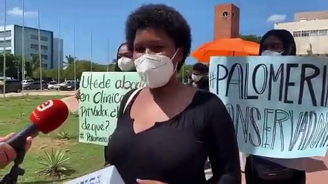 Feministas que protestan frente al Congreso Nacional