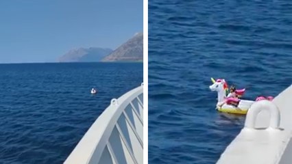 Un ferry pêche une petite fille sur sa licorne