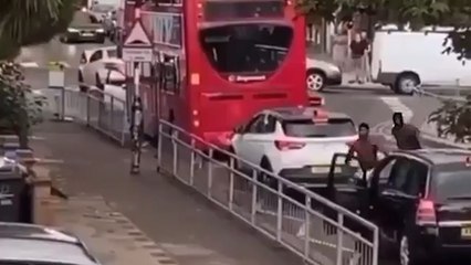 Un individu cagoulé poursuit un autre homme avec un couteau