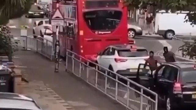 Un individu cagoulé poursuit un autre homme avec un couteau