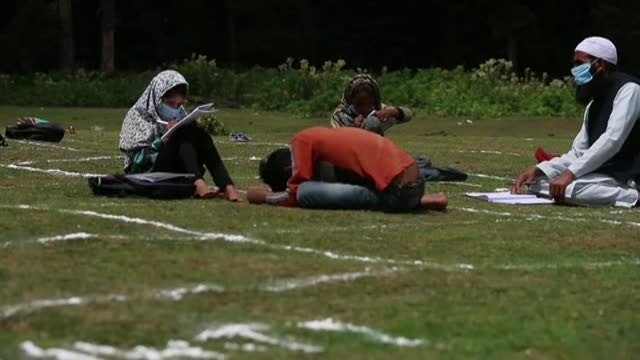 Alumnos asisten a clases al aire libre en una región de la India sin acceso a Internet