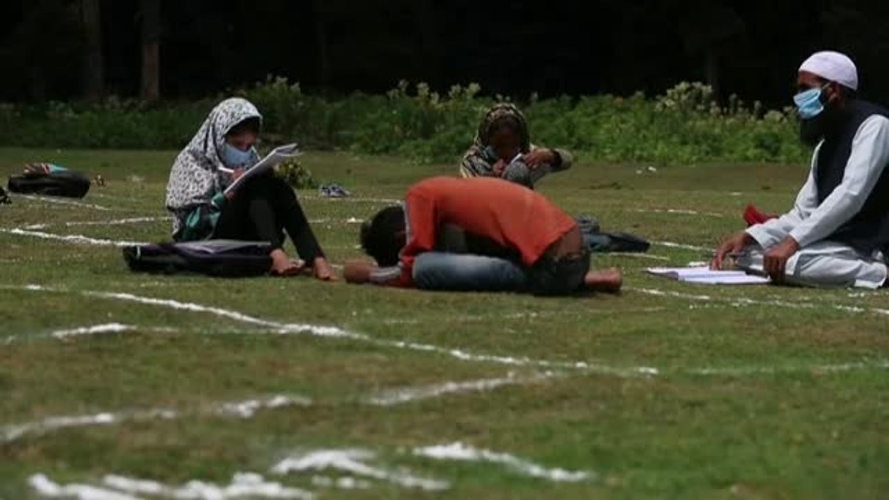 Alumnos asisten a clases al aire libre en una región de la India sin acceso a Internet