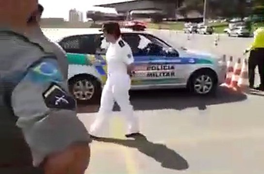 Sortir d'une place de parking en mode cascadeur