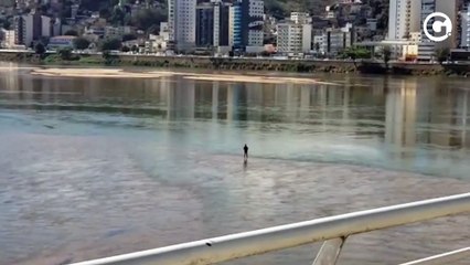 Homem é visto andando no Rio Doce em Colatina