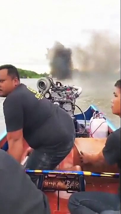Ils installent un énorme moteur sur leur bateau de pêche !
