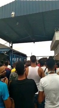 Centenares de migrantes acogidos en el CETI protestan para pedir su traslado a la panínsula tras detectar dos casos de coronavirus en el centro donde viven hacinados