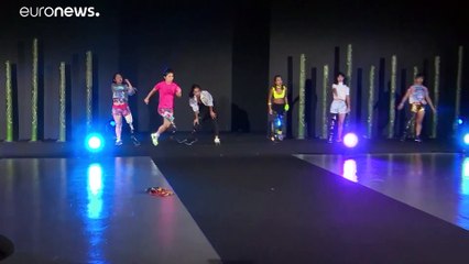 Desfile de moda homenageia paralímpicos
