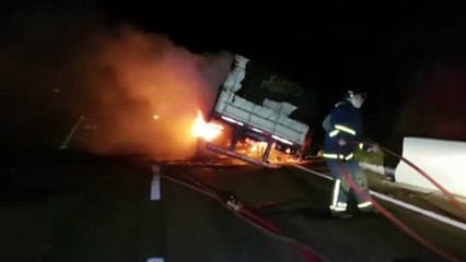 Carreta é destruída em incêndio no Contorno Oeste