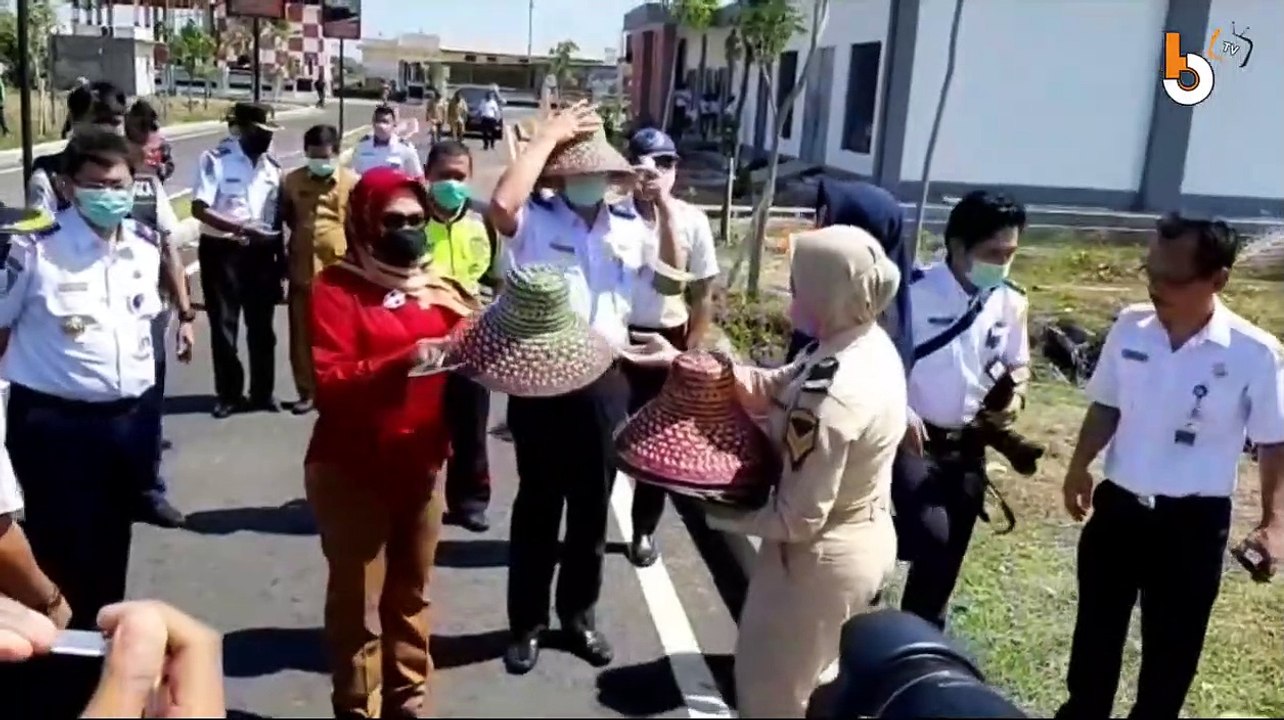 ANGGOTA DPR RI MENYABIT RUMPUT BANDARA TRUNOJOYO