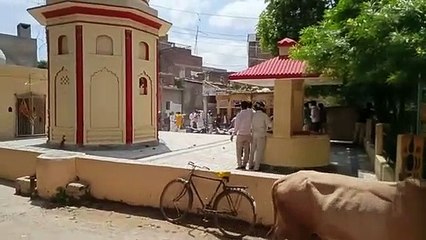 कन्नौज: नामांकन के दौरान पुलिस के सामने बीजेपी और सपा में जमकर हुआ पथराव