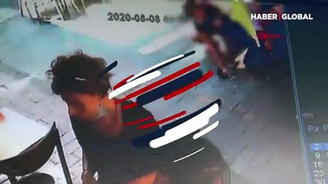 İzmir'de bir kadın güpegündüz sokak ortasında tuvaletini yaptı