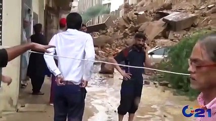 Exclusive | Woman Screams After Horrific | Landsliding Crushes Cars In Karachi