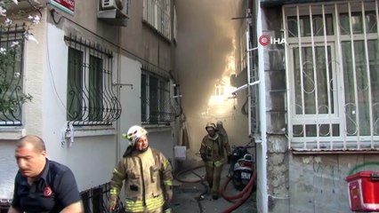 Fatih’te iki katlı bina çıkan yangında küle döndü