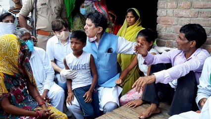 लखीमपुर दलित किशोरी से रेप हत्या मामला, कांग्रेस प्रतिनिधि मंडल ने परिजनों से की मुलाकात