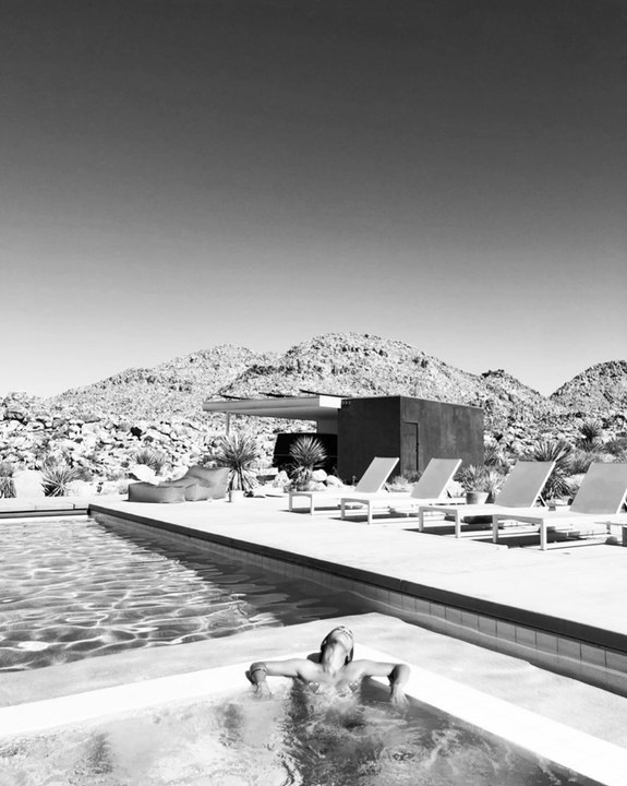 Alice Belaïdi pose "sans rien sur la peau" dans un immense bain à remous