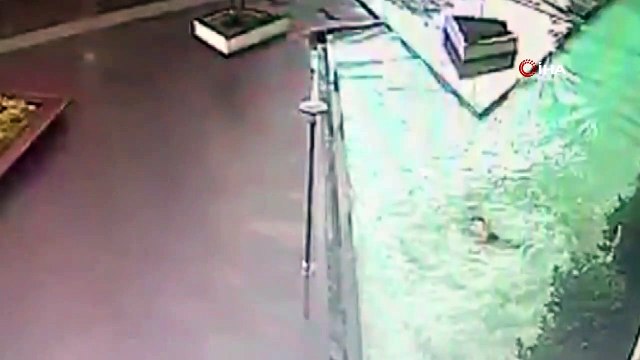 Esenyurt'ta Lüks sitenin 11. katından düşen adam feci şekilde can verdi...Düşme anı kameralara yansıdı