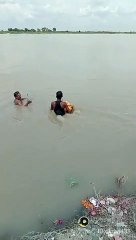 कानपुर: सरकार के रोक के बाबजूद हो रहा है माँ गांगा में मूर्ति विसर्जन