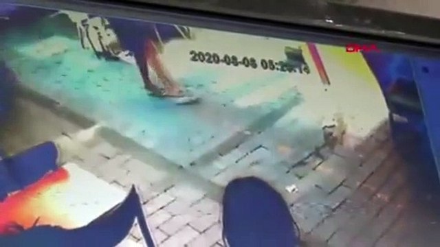 Sokakta kimseye aldırmadan tuvaletini yapan kadın kamerada