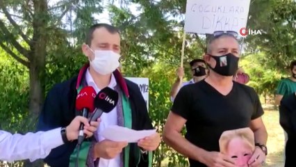 Evinin önünde aracın çarptığı 10 yaşındaki Enes’in ailesi adliye önünde eylem yaptı