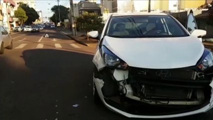 Trânsito fica lento após colisão entre carros na Rua Recife, no Centro