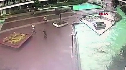 11.kattan havuza düştü, hastanede hayatını kaybetti