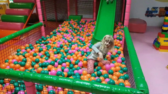 Sophia Isabella Brincando na Piscina de Bolinhas João Paulo de Carvalho Lofiego