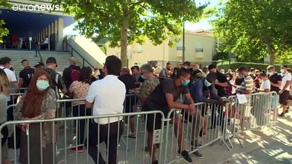 Destinos turísticos como Marsella y Cerdeña aplican más restricciones contra la COVID-19