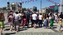 Taksim'e gelen turist kafilesi tedbirlere uymadı