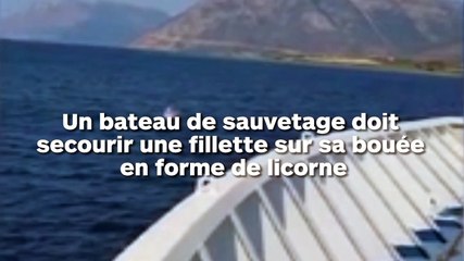 Une fillette part à la dérive sur sa bouée licorne