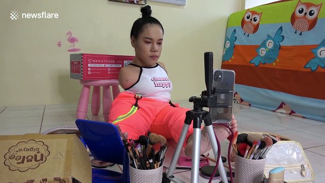 Woman born without arms becomes online star with makeup tutorials by using her feet (without subtitles)