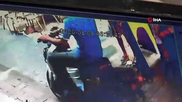 - Güpegündüz sokak ortasında tuvaletini yaptı: O anlar kamerada