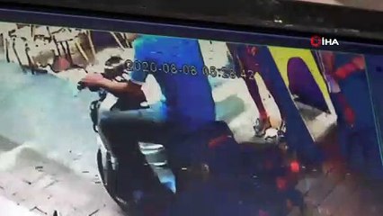 - Güpegündüz sokak ortasında tuvaletini yaptı: O anlar kamerada