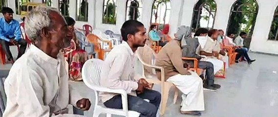 सांसद को अपनी समस्याएं बताने पहुंचे फरियादी
