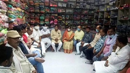 पीड़ित दुकानदार से मिलने पहुंची विधायक सावित्री कठेरिया