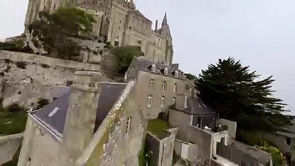 Un drone filme le Mont-Saint-Michel