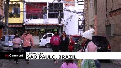 Brasilien: Junge Musiker spielen in Favela