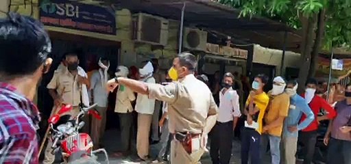 सोशल डिस्टेंसिंग का पालन कराती दिखी पुलिस