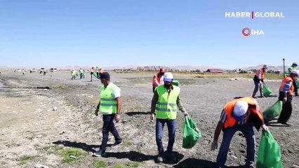 Van Gölü sahilinde 28 ton çöp toplandı
