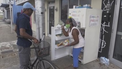 Neveras comunitarias contra el hambre pueblan las calles de Miami