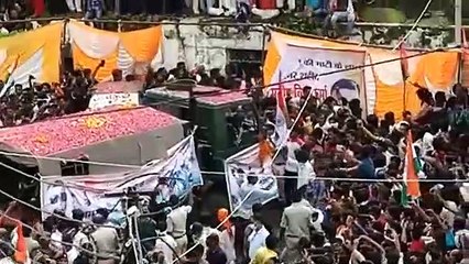 शहीद मनीष विश्कर्मा की अंतिम यात्रा में उमड़ी भीड़, छत से गिरे लोग, तीन घायल