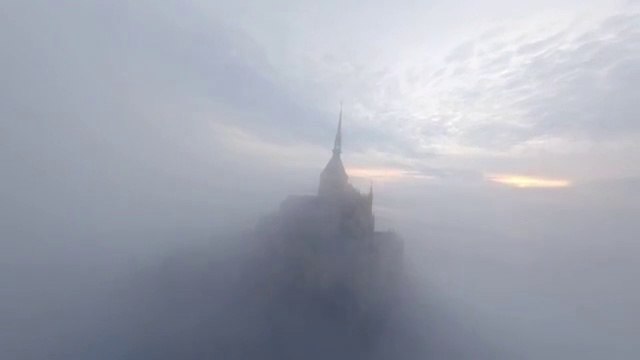 Ce pilote de drone fait une course folle dans les rues du Mont-Saint-Michel