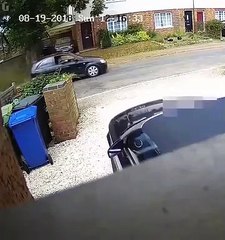 Ce qui va surgir devant chez lui est incroyable...