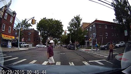 Un cycliste très en colère après qu'on lui ait coupé la route