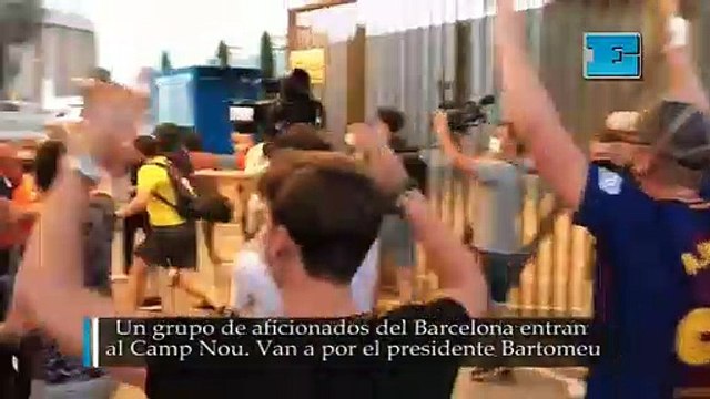 Un grupo de aficionados del Barcelona entran al Camp Nou. Van a por el presidente Bartomeu