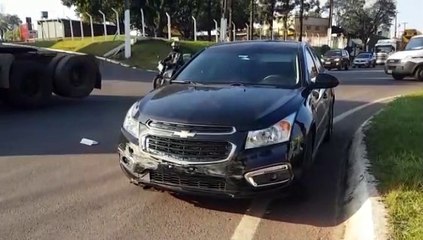 Veículo Gol tomba após colisão contra Cruze na BR-277 em Cascavel