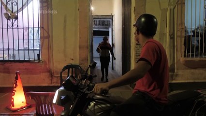 Los venezolanos llevan los negocios a sus casas para sobrevivir