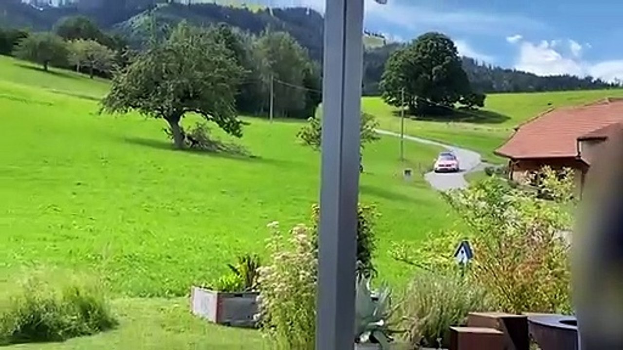Un motard fuit la police à travers champs